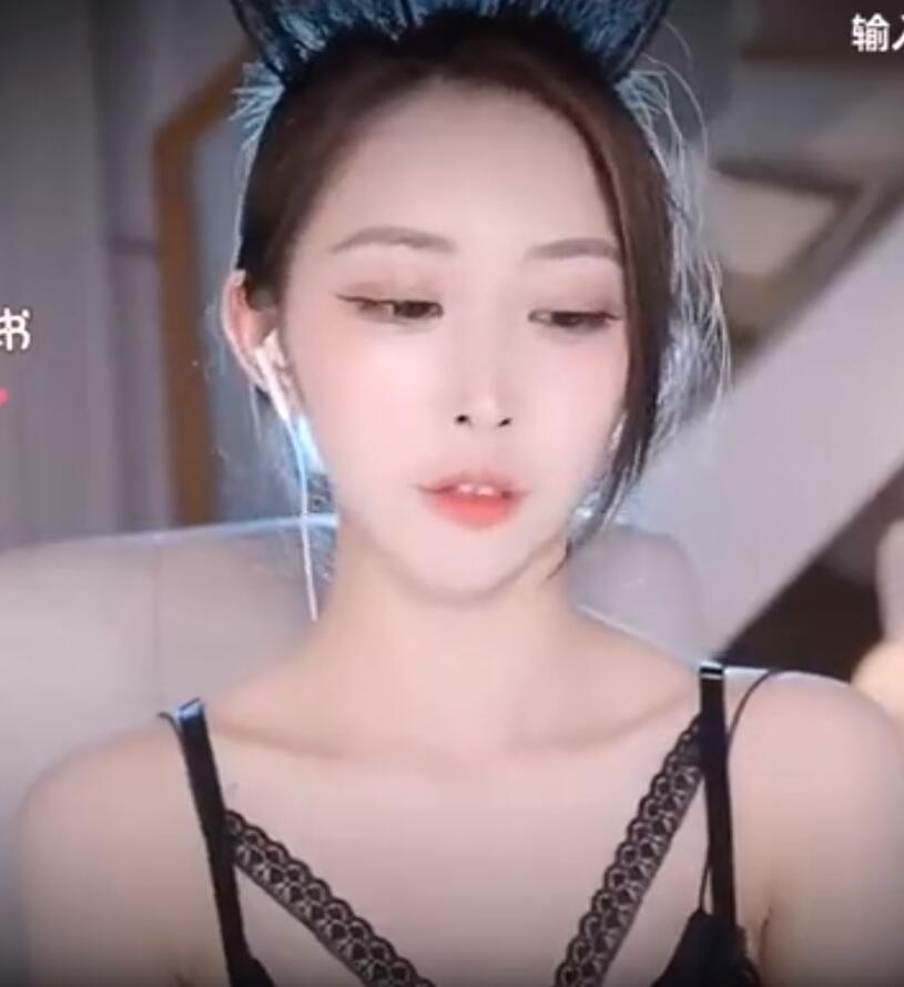 32.jpg ASMR 口腔音 ,黑色吊带包臀裙,上天模式 _ 周童潼