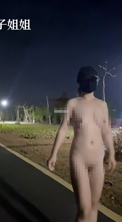 人气露出大神，【瓜子姐姐】，万元定制福利，全裸出行，白天到晚上八点，小区楼下